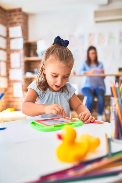 Blank Meisje Kind Spelen Leren Speelschool Met Vrouwelijke Leraar Moeder — Stockfoto