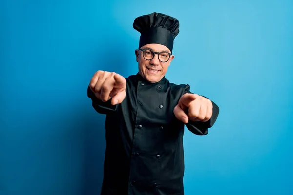 Hombre Guapo Cocinero Pelo Gris Mediana Edad Con Uniforme Cocina —  Fotos de Stock