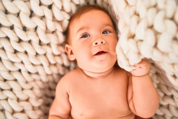 可爱的婴儿躺在沙发上的毛毯上 开心地在家里笑着 初生时面带微笑 休息舒适 — 图库照片