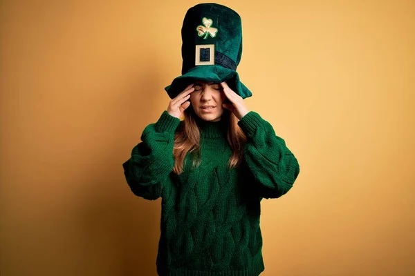 Mulher Morena Bonita Jovem Usando Chapéu Verde Patricks Celebração Dia — Fotografia de Stock