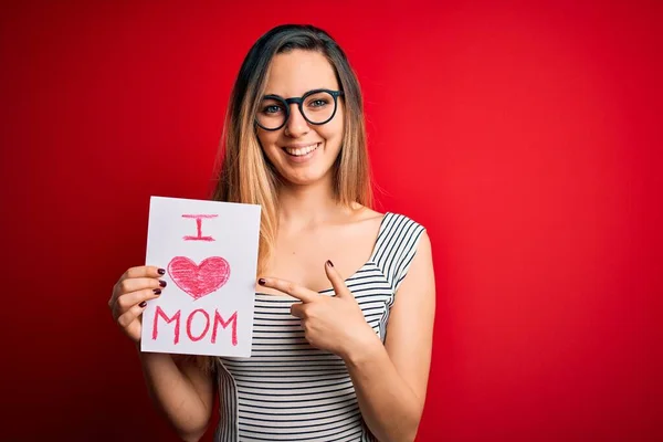 Young Beautiful Woman Holding Paper Love Mom Message Celebrating Mothers — Stock Photo, Image