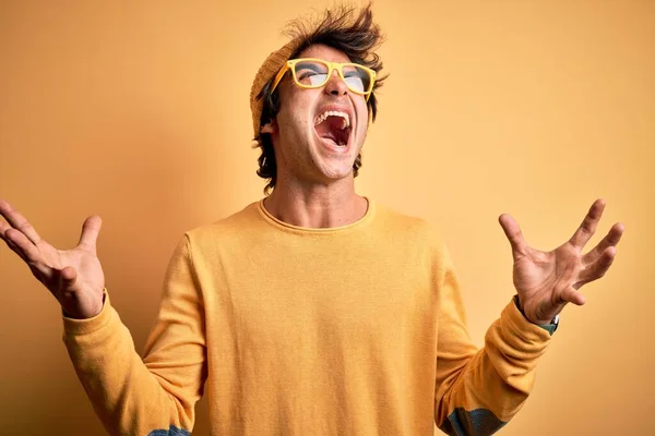 Jonge Knappe Man Draagt Casual Shirt Bril Geïsoleerde Gele Achtergrond — Stockfoto