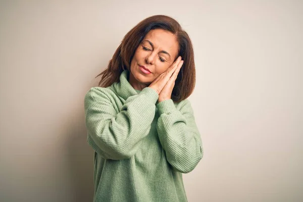 Schöne Frau Mittleren Alters Trägt Lässigen Rollkragenpullover Über Isoliertem Weißem — Stockfoto