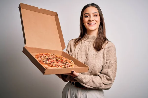 Fiatal Gyönyörű Barna Gazdaság Doboz Olasz Pizza Felett Fehér Háttér — Stock Fotó