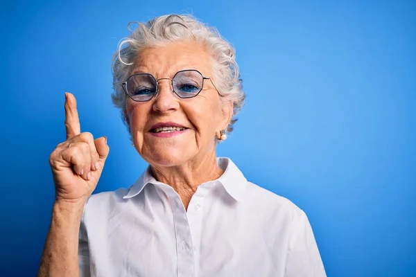 Senior Bella Donna Indossa Camicia Elegante Occhiali Sfondo Blu Isolato — Foto Stock