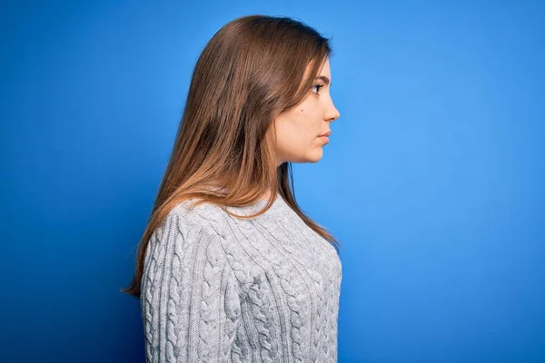 Mooie Jonge Vrouw Dragen Casual Wol Trui Staan Blauw Geïsoleerde — Stockfoto