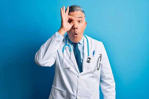 Középkorú Jóképű Ősz Hajú Orvos Férfi Kabátban Kék Sztetoszkóppal Csinál — Stock Fotó