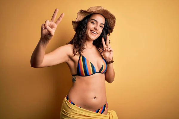 Joven Hermosa Mujer Con Pelo Rizado Vacaciones Con Bikini Sombrero — Foto de Stock