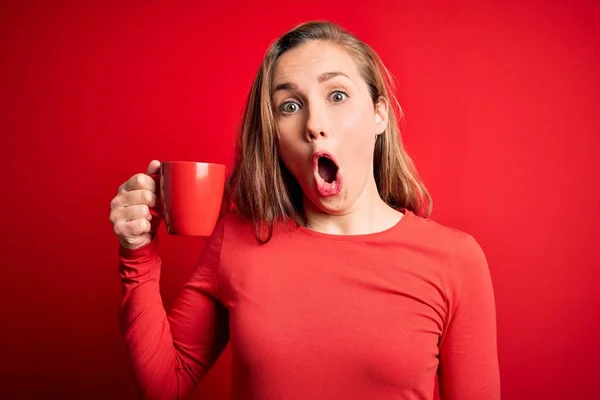 Jong Mooi Blond Vrouw Drinken Kopje Koffie Staan Geïsoleerde Rode — Stockfoto