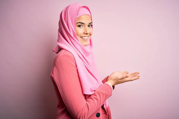 Menina Bonita Nova Vestindo Hijab Muçulmano Sobre Fundo Rosa Isolado — Fotografia de Stock