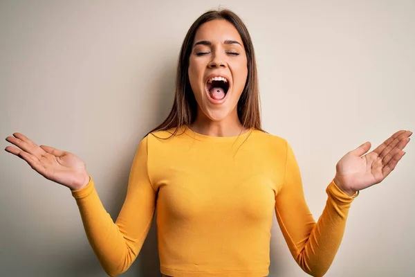 Jonge Mooie Brunette Vrouw Draagt Gele Casual Shirt Witte Achtergrond — Stockfoto