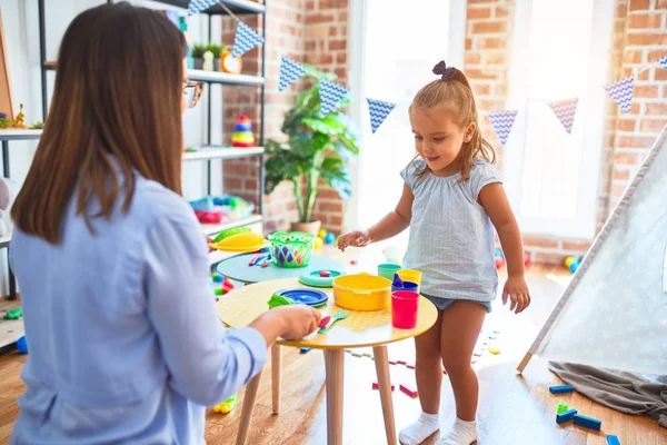 Niña Caucásica Jugando Aprendiendo Playschool Con Maestra Madre Hija Jugando —  Fotos de Stock