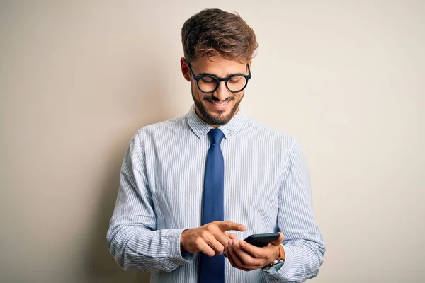 Jovem Empresário Ter Uma Conversa Usando Smartphone Sobre Fundo Branco — Fotografia de Stock