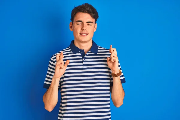 Tiener Jongen Met Casual Shirt Blauw Geïsoleerde Achtergrond Gebaren Vinger — Stockfoto