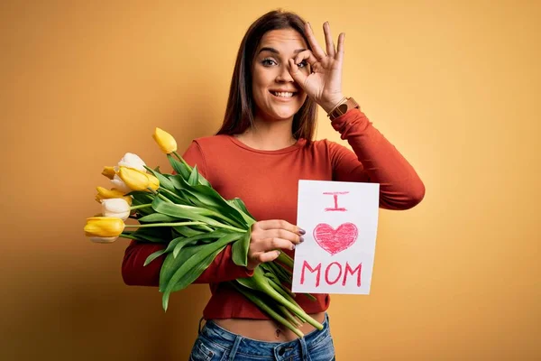 Beautiful Woman Celebrating Mothers Day Holding Love Mom Message Bouquet — Stock Photo, Image