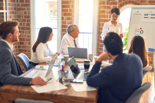 Gruppe Von Geschäftsleuten Die Einem Meeting Zusammenarbeiten Einer Von Ihnen — Stockfoto