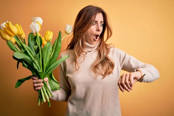 Joven Mujer Morena Hermosa Sosteniendo Ramo Tulipanes Amarillos Sobre Fondo — Foto de Stock