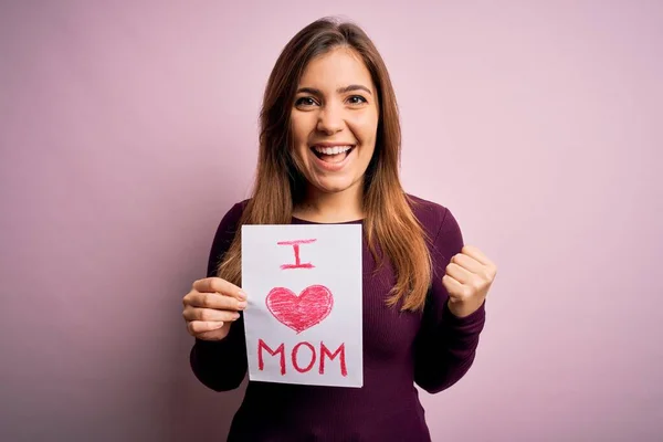 Young Beautiful Woman Holding Paper Love Mom Message Celebrating Mothers — Stock Photo, Image