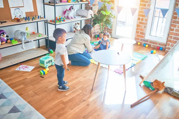 Schöne Lehrerin Und Kleinkindgruppe Spielen Kindergarten Viel Spielzeug — Stockfoto