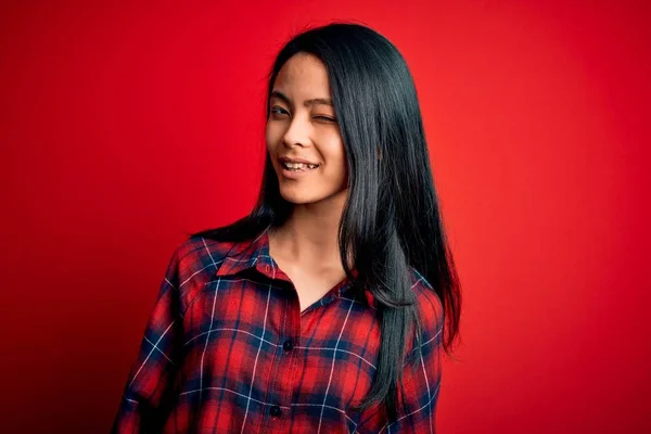 Mladý Krásný Číňan Žena Sobě Ležérní Košili Přes Izolované Červené — Stock fotografie