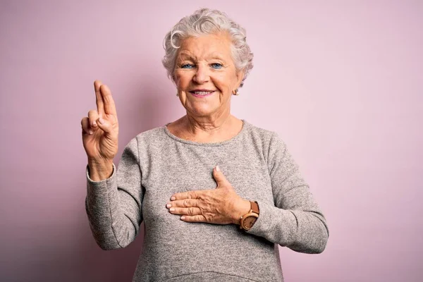 Senior Hermosa Mujer Vistiendo Casual Camiseta Pie Sobre Aislado Rosa — Foto de Stock