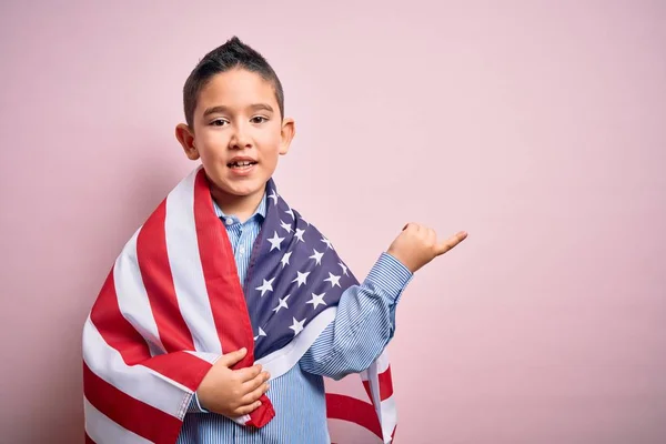 Ung Liten Patriotisk Pojke Unge Täckt Usa Flagga Självständighetsdagen Mycket — Stockfoto