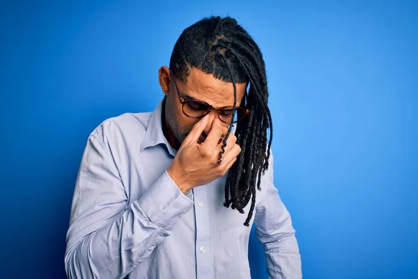 Jovem Afro Americano Bonito Com Dreadlocks Vestindo Camisa Casual Óculos — Fotografia de Stock