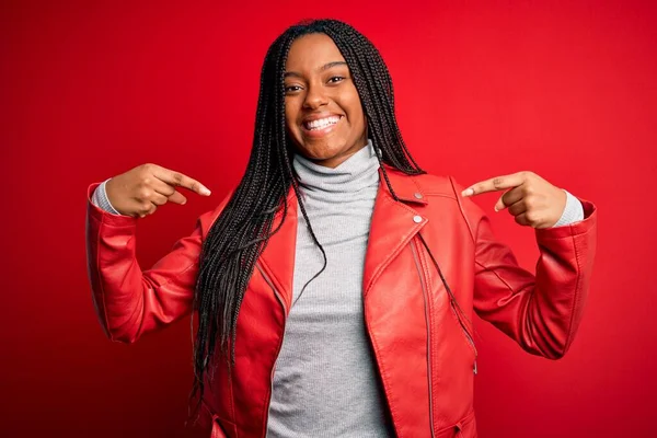 Junge Afrikanisch Amerikanische Frau Trägt Coole Mode Lederjacke Über Rotem — Stockfoto