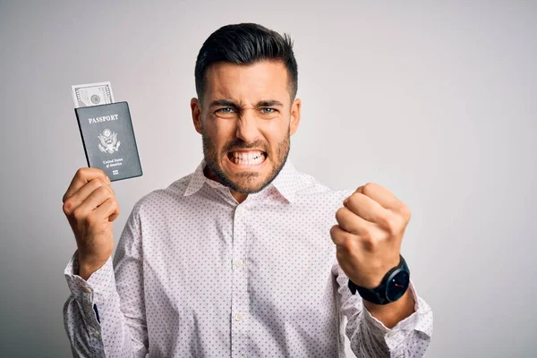 Νεαρός Όμορφος Τουρίστας Που Κρατά Διαβατήριο Των Ηνωμένων Πολιτειών Δολάρια — Φωτογραφία Αρχείου
