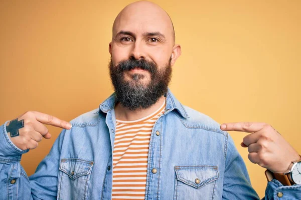 Bello Uomo Calvo Con Barba Che Indossa Giacca Jeans Casual — Foto Stock