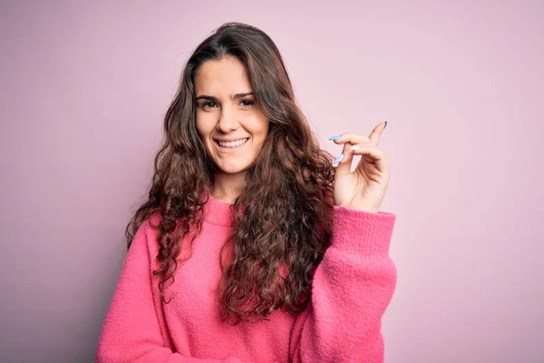 Junge Schöne Frau Mit Lockigem Haar Trägt Lässigen Pullover Über — Stockfoto