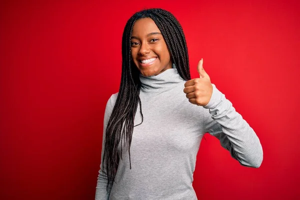 Молодая Африканская Американка Свитере Водолазке Красном Изолированном Фоне Делает Счастливый — стоковое фото