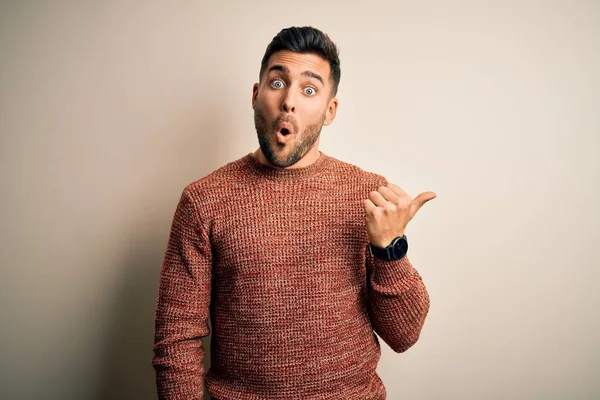 Jovem Homem Bonito Vestindo Camisola Casual Sobre Fundo Branco Isolado — Fotografia de Stock