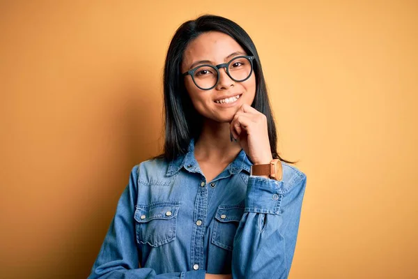 Ung Vacker Kinesisk Kvinna Bär Casual Denim Skjorta Över Isolerad — Stockfoto