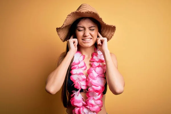 아름다운 비키니를 휴가를 즐기고 하와이 레이는 시끄러운 소리에 짜증난 표정으로 — 스톡 사진