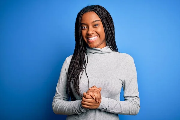 Ung Afrikansk Amerikansk Kvinna Stående Bär Casual Polotröja Över Blå — Stockfoto