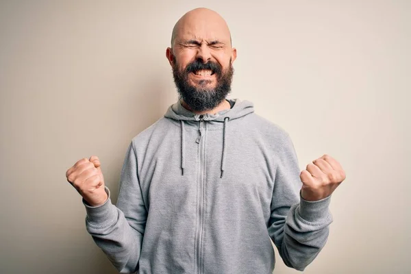 Pria Botak Tampan Dengan Jenggot Yang Mengenakan Sweater Berdiri Atas — Stok Foto