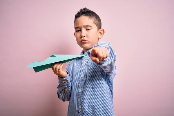 Küçük Çocuk Elinde Kağıt Uçakla Izole Edilmiş Pembe Arka Plan — Stok fotoğraf