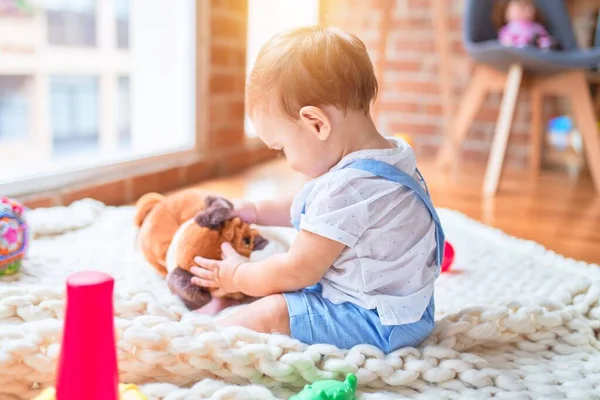 Linda Criança Sentada Cobertor Brincando Com Boneca Cachorro Jardim Infância — Fotografia de Stock