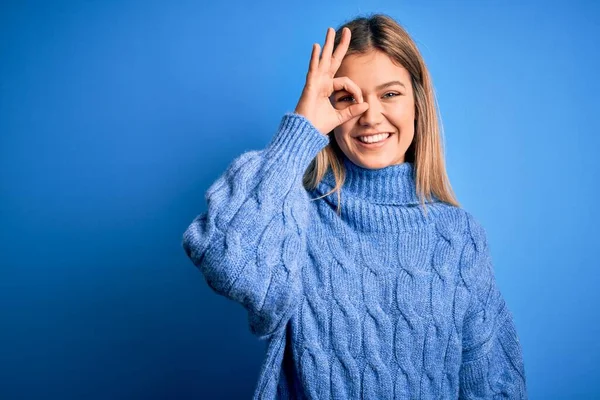 Giovane Bella Donna Bionda Che Indossa Maglione Lana Invernale Sfondo — Foto Stock