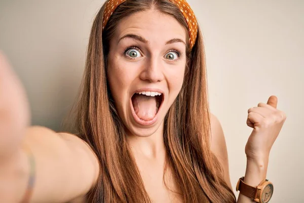 Młoda Piękna Ruda Kobieta Diademie Zrobić Selfie Przez Aparat Krzycząc — Zdjęcie stockowe