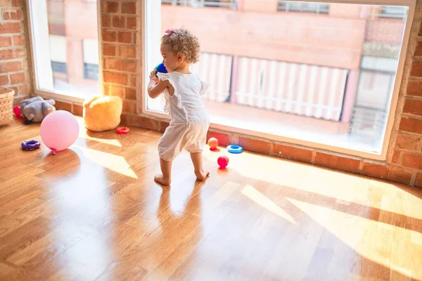 Schöne Kaukasische Säugling Spielt Mit Spielzeug Bunten Spielzimmer Fröhlich Und — Stockfoto