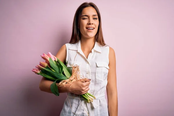 Jong Mooi Brunette Vrouw Houden Boeket Van Tulpen Bloemen Roze — Stockfoto