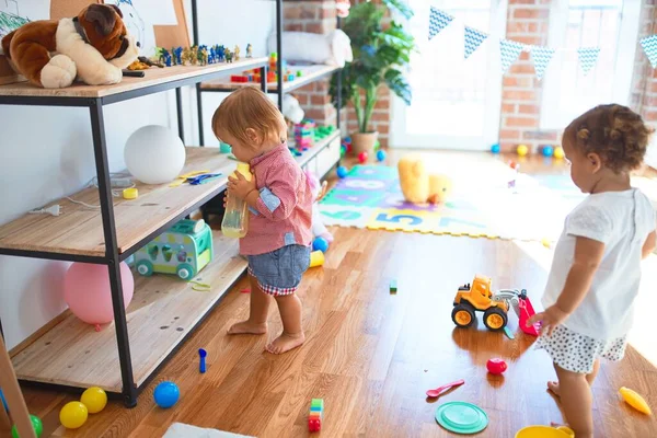 Adoráveis Crianças Brincando Torno Muitos Brinquedos Jardim Infância — Fotografia de Stock