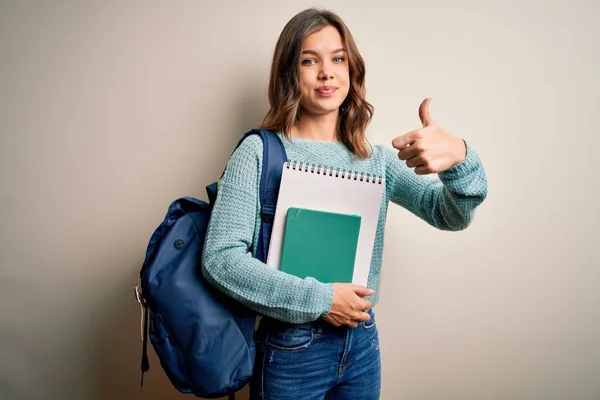 Junge Blonde Studentin Trägt Rucksack Und Bücher Aus Der Schule — Stockfoto