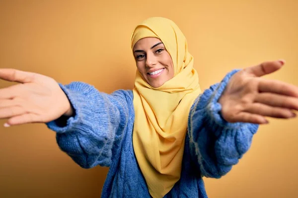 Jonge Mooie Brunette Moslim Vrouw Draagt Arabische Hijab Geïsoleerde Gele — Stockfoto