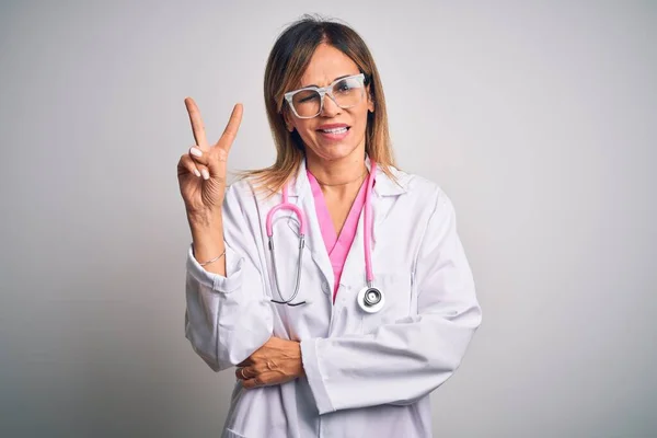 Piękna Lekarka Średnim Wieku Ubrana Różowy Stetoskop Białym Tle Uśmiechnięta — Zdjęcie stockowe