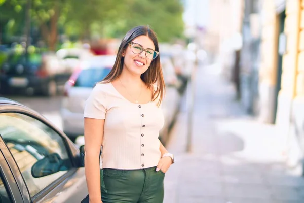 Joven Hermosa Mujer Sonriendo Feliz Confiado Pie Con Sonrisa Cara — Foto de Stock