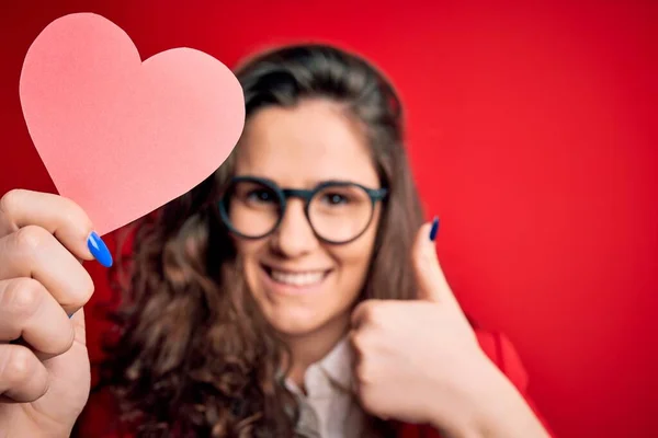 Junge Schöne Frau Mit Lockigem Haar Hält Papierherz Über Isoliertem — Stockfoto