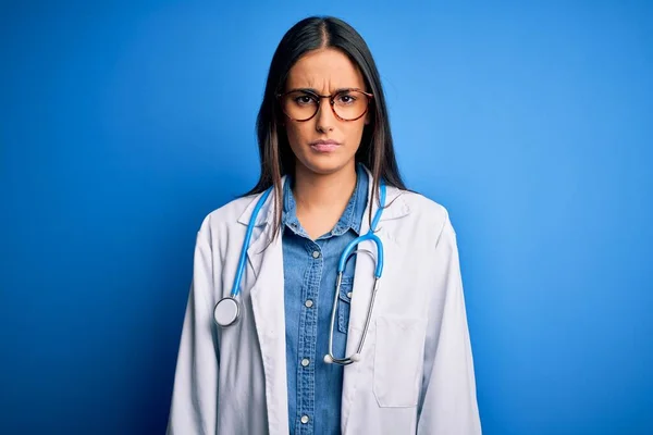 Young Beautiful Doctor Woman Wearing Stethoscope Glasses Blue Background Skeptic — Stock Photo, Image